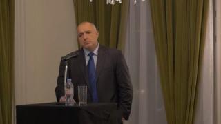 Българите в Англия разпънаха на кръст премиера Борисов от неудобни въпроси