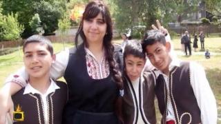 Бяла лястовица за учителка, приютила десет деца у дома си