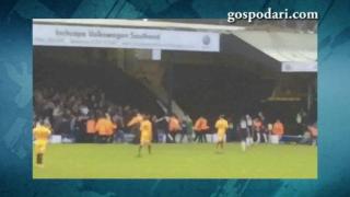 Смел футболен фен скочи сам срещу цялата агитка (ВИДЕО)