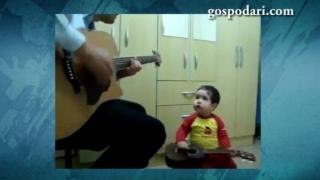 Малък сладур, наследил таланта на тати (ВИДЕО)