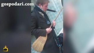Соло метла и бас лопата събират гигалайкове на улицата