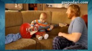 Сладко бебе свири и пее на китара (ВИДЕО)