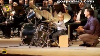 Барабанист на 4 години е истинска фурия на сцената