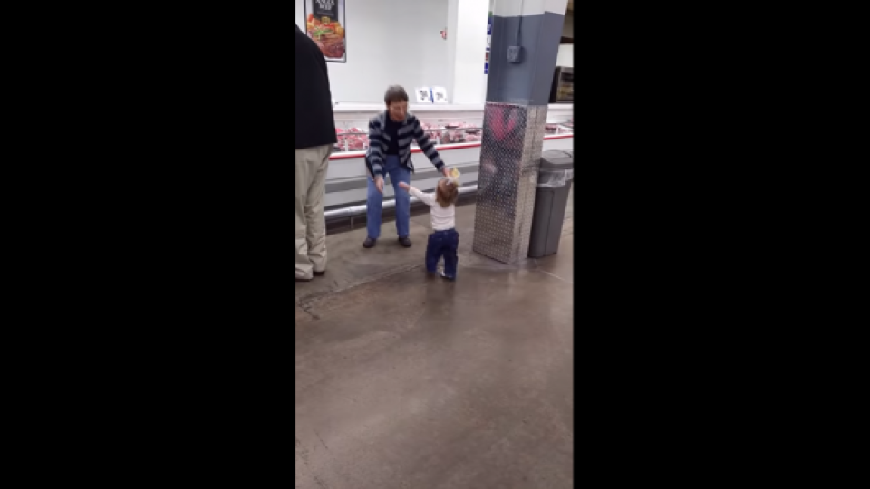 Малка принцеса на 1 г. разведрява посетителите на супермаркет (ВИДЕО)