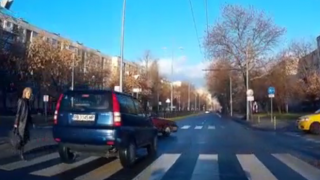А вие бихте ли спрели, за да мине пешеходецът? (ВИДЕО)