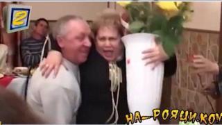 Мъж прави кеч хватка на жена, за да я впечатли