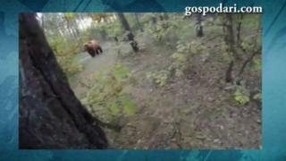 Какво става, когато си с колело в гората и те подгони мечка? (ВИДЕО)