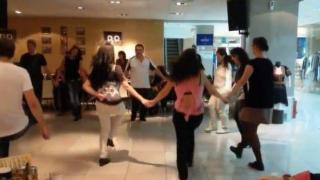 Българи играят хоро на песен на AC/DC (ВИДЕО)