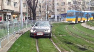 Кола на Външно министерство "потъна" на зелените релси