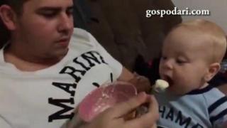 Вижте най-лакомото бебе на света (ВИДЕО)