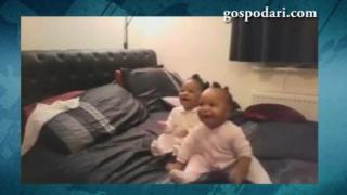 Близначета с невероятно чувство за ритъм (ВИДЕО)