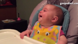 Най-заразителният смях на бебе, който сте чували (ВИДЕО)