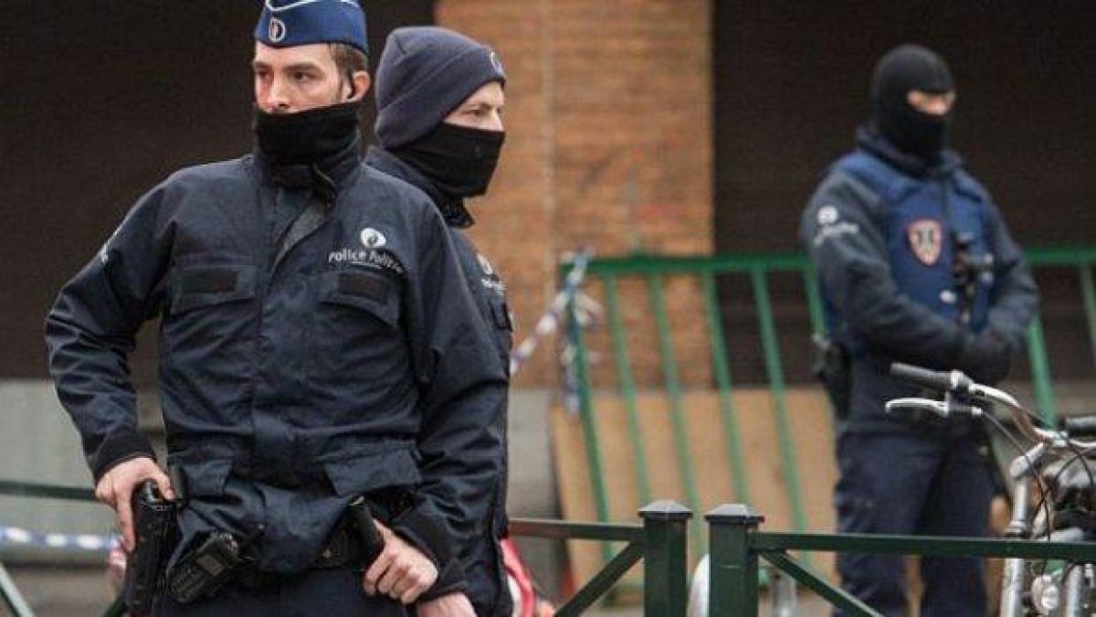 Атентатите в Брюксел и Париж са свързани, полицията издирва един от терористите