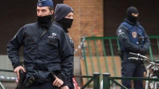 Атентатите в Брюксел и Париж са свързани, полицията издирва един от терористите