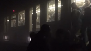 Видео показва как ужасени пътници в метрото се евакуират при атентатите в Брюксел