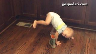 Бебе тренира цирков номер с ботуш (ВИДЕО)