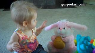 Бебе и великденско зайче в танцова битка с ушички и ръчички (ВИДЕО)