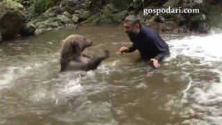 Необикновено приятелство с прегръдка между човек и мечка (ВИДЕО)
