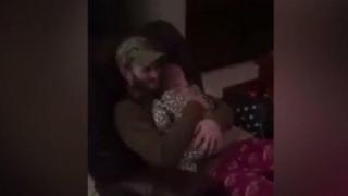 Бебе, което иска повече от всичко тати да го прегръща (ВИДЕО)