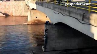 Момчета рискуват живота си, за да спасят куче (ВИДЕО)