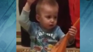 2-годишен певец, който изнася концерт, седнал върху гърне (ВИДЕО)