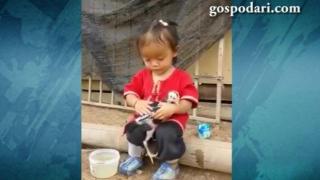 Бебе се грижи за пиле като за кукла