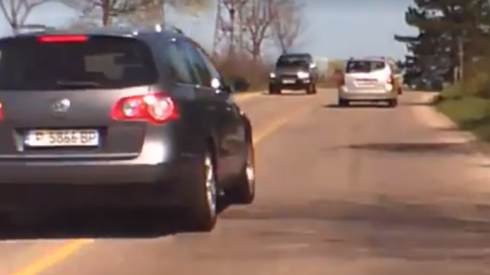 Потенциален убиец на пътя прави две безумни маневри за секунди (ВИДЕО)