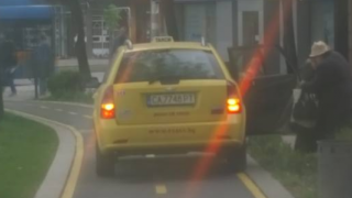 Такси спира на велоалея и качва пътници (СНИМКИ)