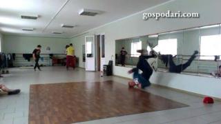 Момче показва как не се танцува брейк (ВИДЕО)