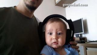 Бебе слуша рок музика за пръв път (ВИДЕО)