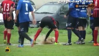 Футболисти се борят не с топката, а с локвите по терена