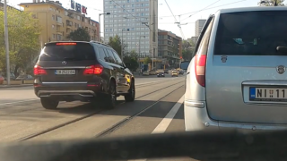 Дразнещи нарушители, които минават през трамвайните релси за по-бързо (ВИДЕО)