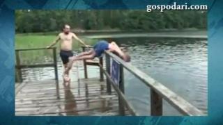 Най-смешният опит за скок във вода с подхлъзване и премятане (ВИДЕО)