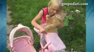 Дете превръща котарак в истинско бебе (ВИДЕО)
