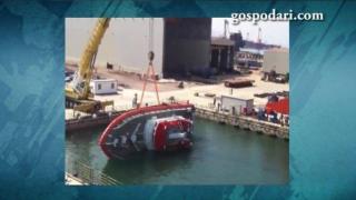 Свещеният първи допир на лодката с водата (ВИДЕО)
