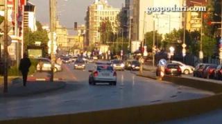 Зрителските сигнали за полицаи в нарушение стават все повече! Вижте патрулка в насрещното (ВИДЕО)