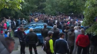 Раднево протестира в ромската махала след побоя на пътя (ВИДЕО)