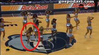 Мажоретка, която не се отказва, въпреки гаф с обувката (ВИДЕО)