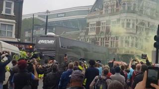 Доживотна забрана за посещаване на мачове, заради нападнат автобус в Англия