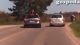 Шофьор застрашава няколко живота с опасна маневра