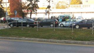 Патрулка се удря в автомобил, който спира, за да мине пешеходец (СНИМКИ)