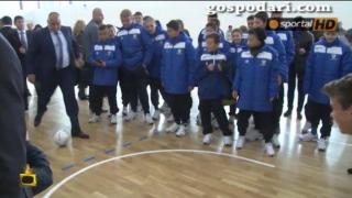 ИзСпортен свят: Бойко Борисов бие дузпи с ръка в джоба