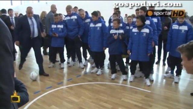 ИзСпортен свят: Бойко Борисов бие дузпи с ръка в джоба