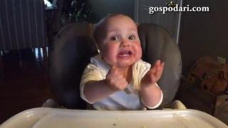 Бебе се забавлява, докато похапва лютичко (ВИДЕО)