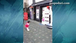 Малко дете мисли за жив пластмасов манекен (ВИДЕО)