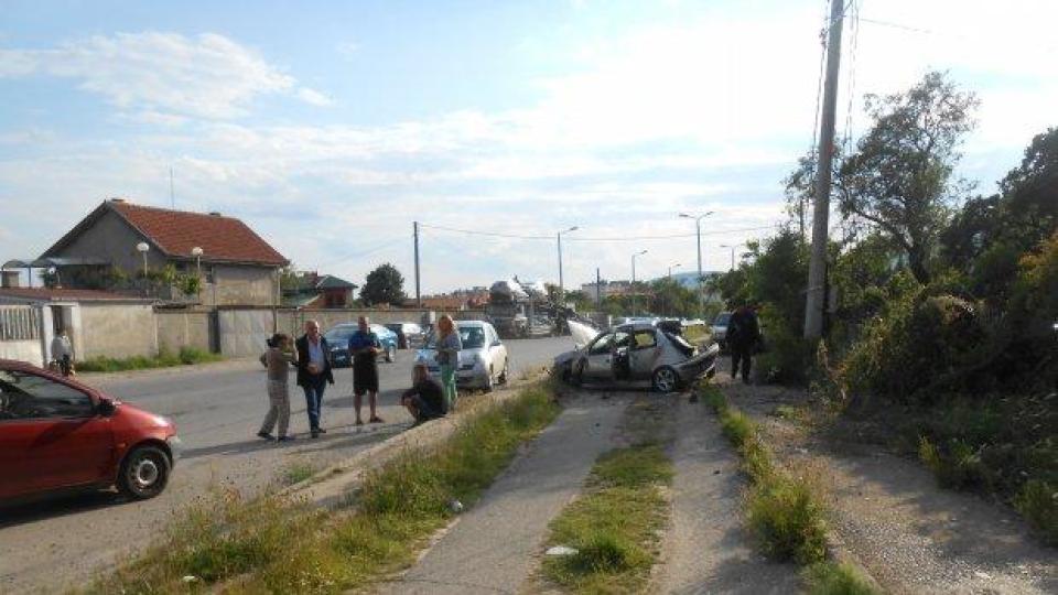 Гонка с абитуриент завърши с катастрофа в Сливен, по чудо няма убити (СНИМКИ)