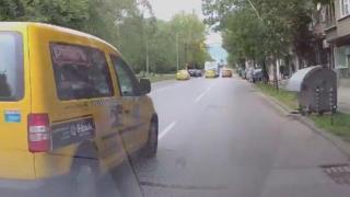 Ползват ли огледалото за обратно виждане таксиметровите шофьори? (ВИДЕО)