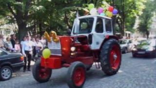 Абитуриент отиде на бала си с... трактор (ВИДЕО)