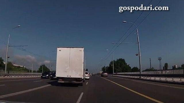 Не стигаш далече, когато бързаш, особено ако караш в бус лентата (ВИДЕО)
