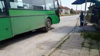 Опасен "летящ автобус" превозва пътници (ВИДЕО)